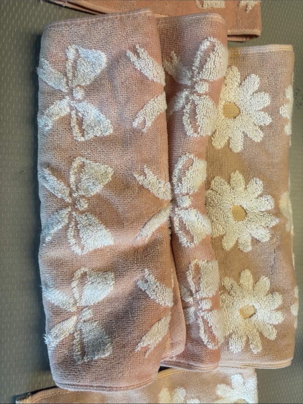6- Plush Pink Daisy & Bow Bath Towels - Soft Floral Design